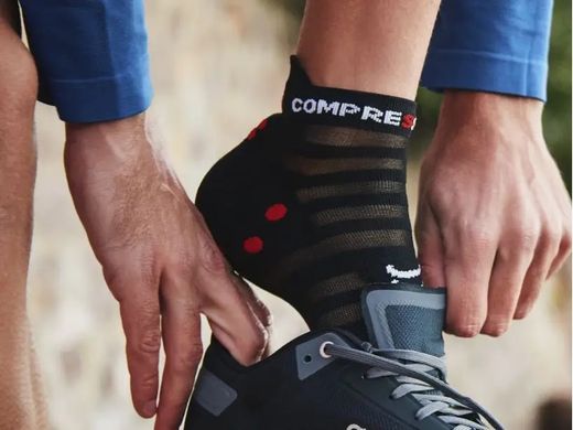 Шкарпетки Compressport Pro Racing Socks V4.0 Ultralight Run Low, Black/Red, T1 (XU00051B 906 0T1) XU00051B 906 0T1 фото