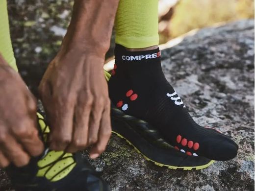 Шкарпетки Compressport Pro Racing Socks V4.0 Run Low, Black/Red, T1 (XU00047B 906 0T1) XU00047B 906 0T1 фото