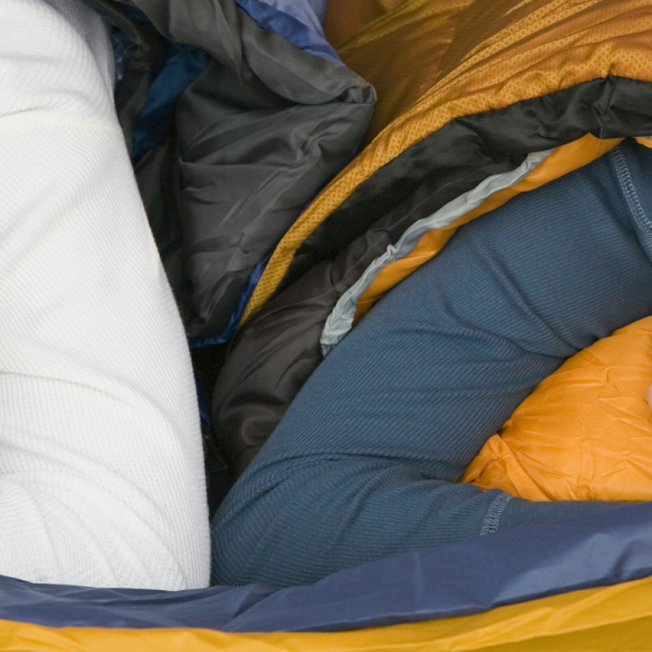 Пух чи синтетика? Обираємо спальник на лютий