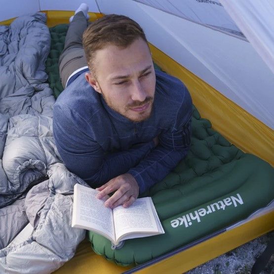 Килимок надувний з подушкою з помпою для надування Naturehike зелений CNK2300DZ0001