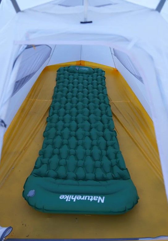 Килимок надувний з подушкою з помпою для надування Naturehike зелений CNK2300DZ0001